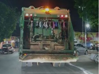 Caminhão de lixo com varal de calcinhas viraliza em VG