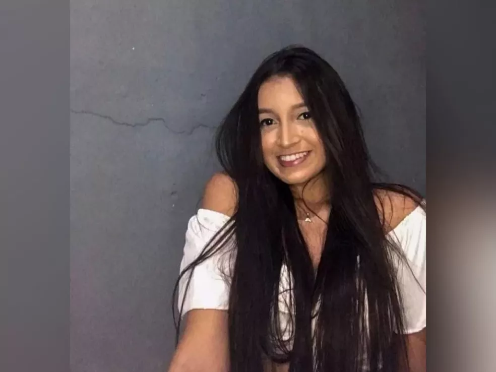 Mulher morre após ser imprensada por ônibus em grade de plataforma de embarque no CE