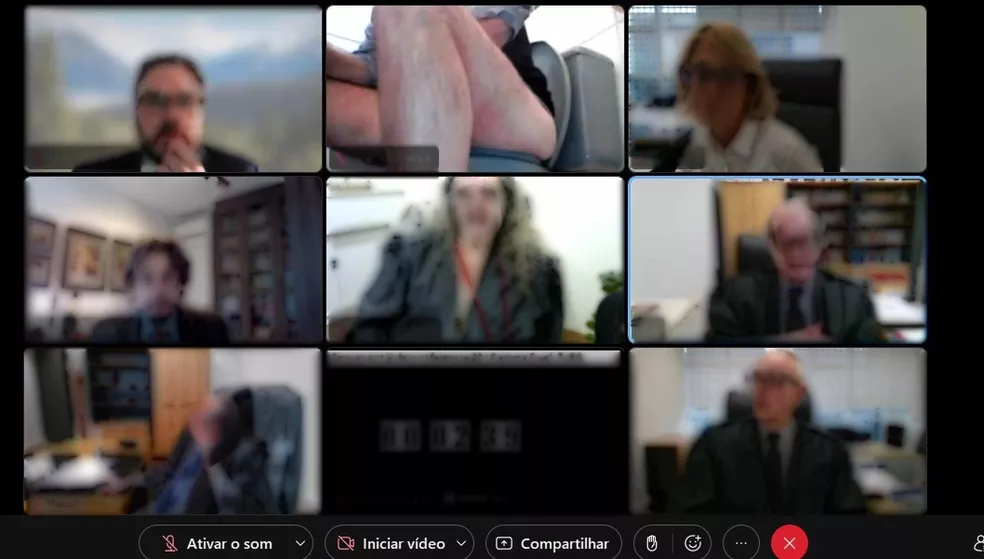Audiência virtual do TJ-RS é interrompida após homem aparecer sentado nu em vaso sanitário