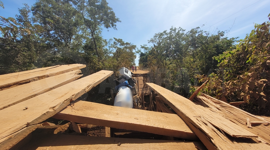 Caminhão fica pendurado após ponte de madeira ceder na MT-458