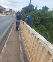 PMs seguram e impedem rapaz de se jogar de ponte no Rio Cuiabá