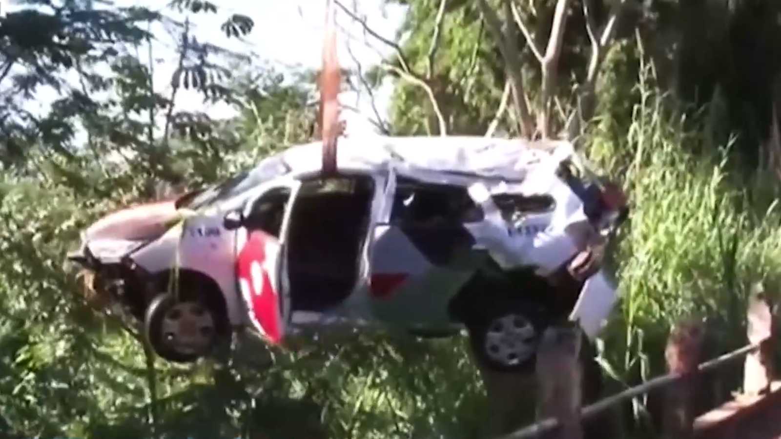 SP: Policial é flagrado com amante, tenta fugir da esposa e cai com viatura em ribanceira