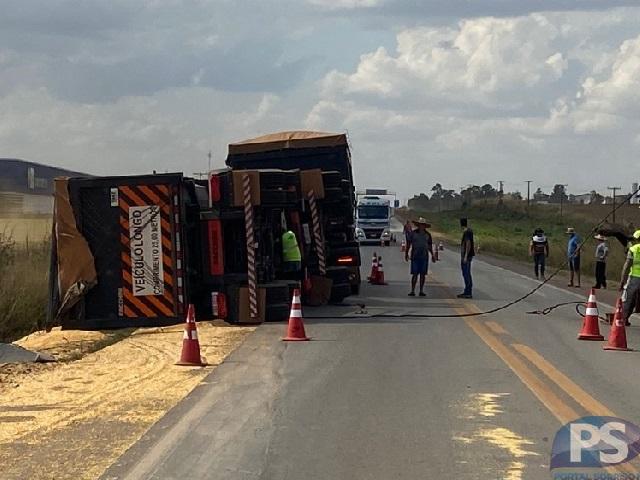 Motorista desvia de carro e tomba vagão de carreta na BR-163