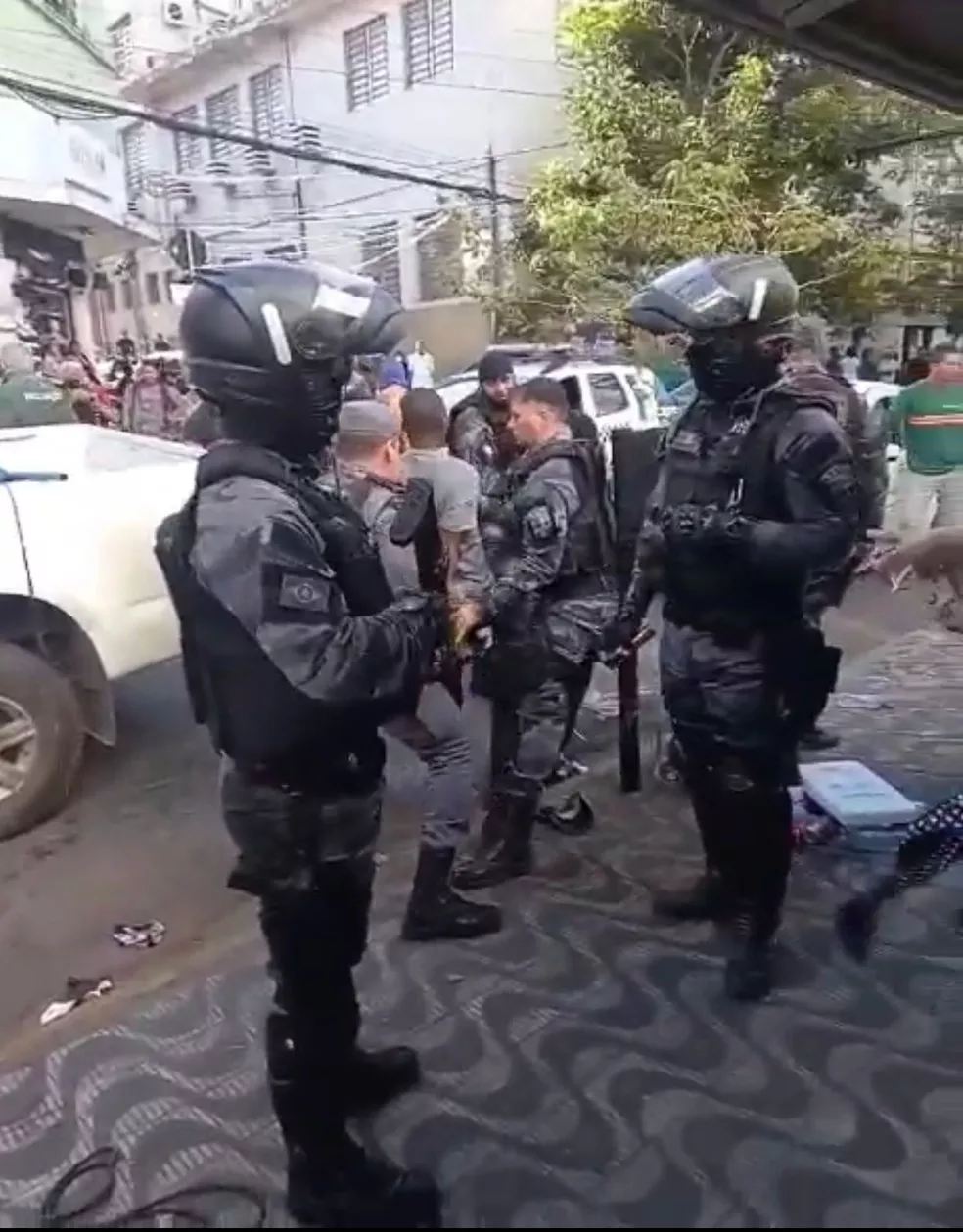 Ambulantes são retirados do Centro de Cuiabá e prefeitura diz que não autorizou ação