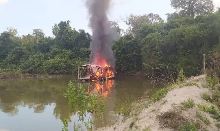 Com parceira da Polícia Civil de Guarantã operação desmonta esquema de garimpo ilegal e balsas usadas são incendiadas em Nova Guarita