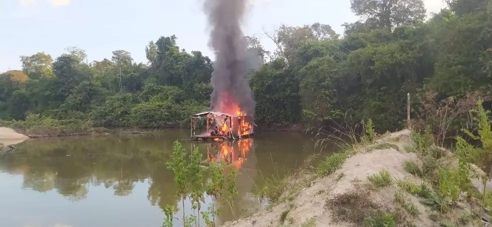 Com parceira da Polícia Civil de Guarantã operação desmonta esquema de garimpo ilegal e balsas usadas são incendiadas em Nova Guarita