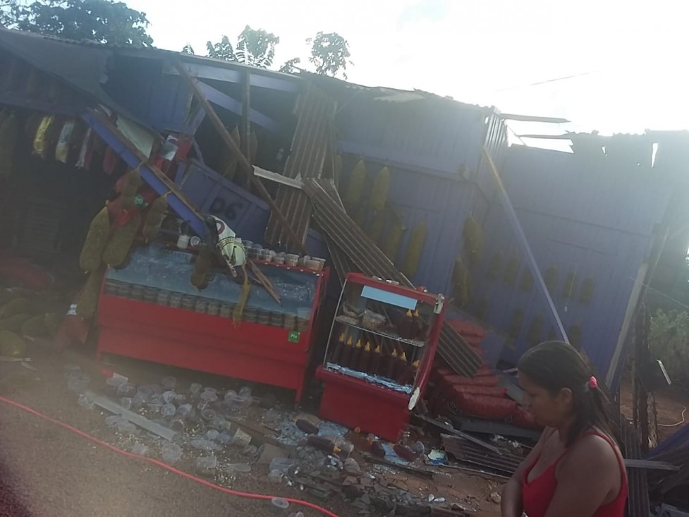 Caminhão desenfreado destrói banca de venda de castanhas em Itaúba
