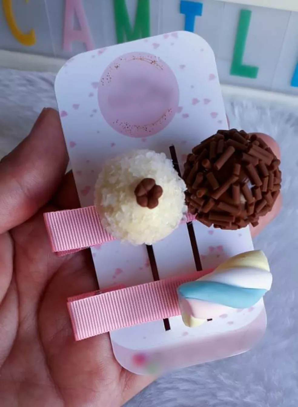 Criança quebra dente ao morder doce de biscuit em laço e cliente pede dinheiro de volta