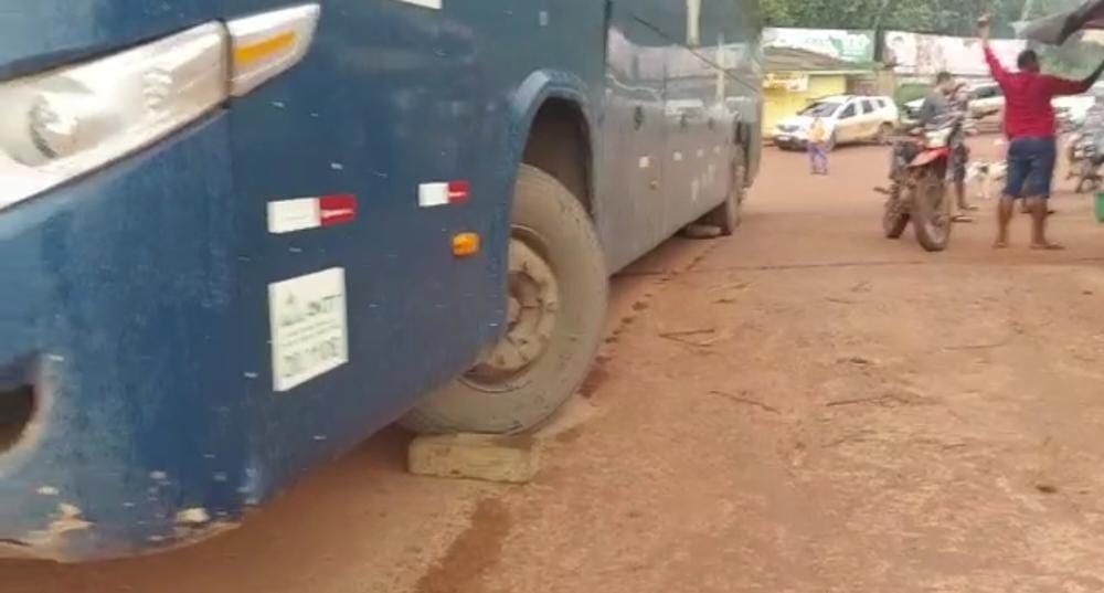 Ônibus perde freio e quase vai parar dentro do Rio no Distrito de Miritituba em Itaituba