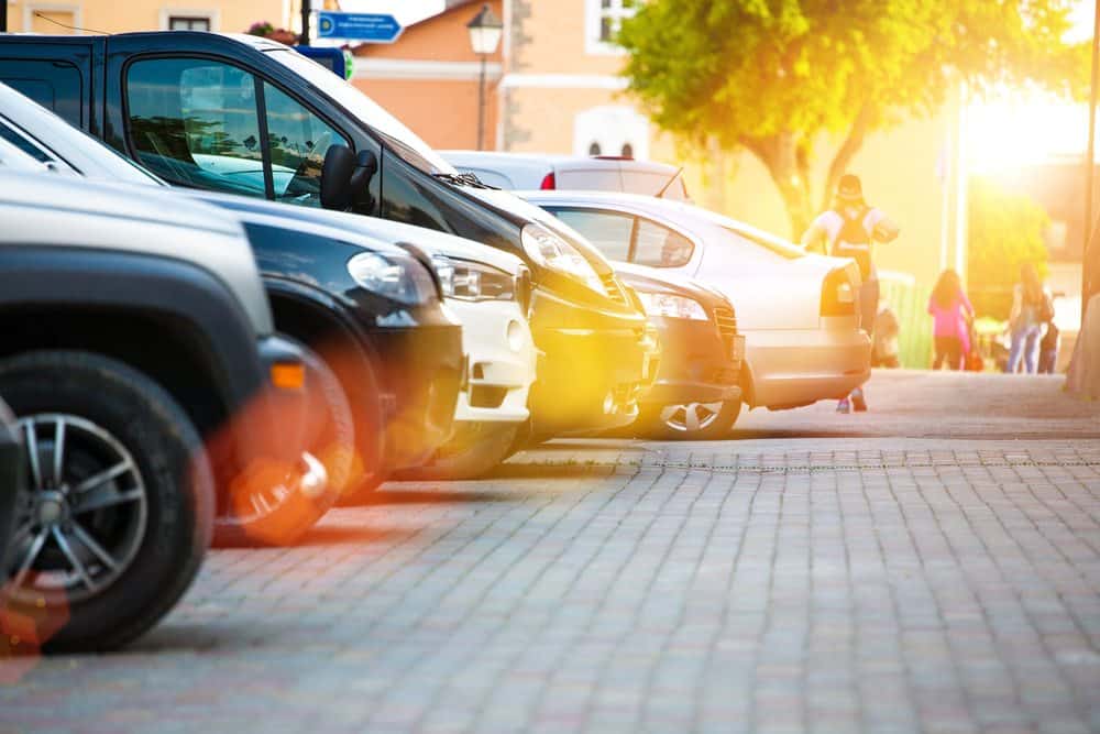 Estacionar em calçada é proibido e pode render multa de R$ 195,23, alerta Secretaria de Trânsito de Sinop