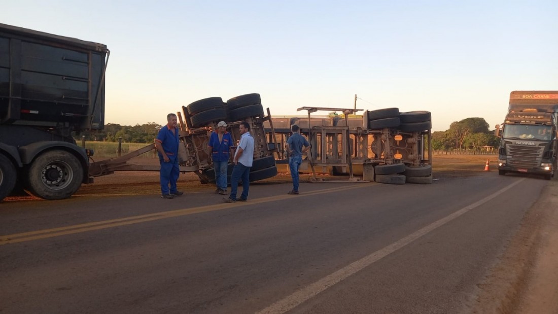 Carreta carregada de farelo tomba próximo a frigorífico de Colíder