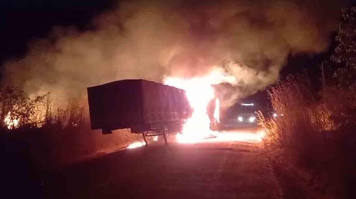 Vagões de veículo de carga carregados com grãos pegam fogo na MT-208