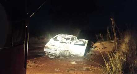 Carro de funerária bate em cavalo e pega fogo ao transportar corpo em MG