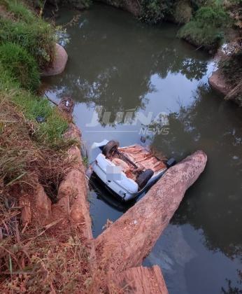 Carro com casal e bebê cai dentro de rio próximo de Juína