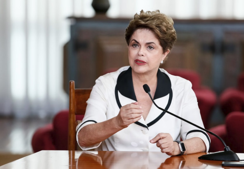 Justiça condena homem a indenizar Dilma por foto em voo e deboche