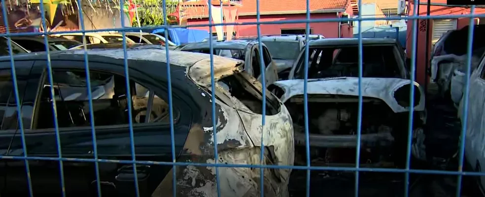 Homem joga explosivos em estacionamento e destrói carros à venda em Campinas