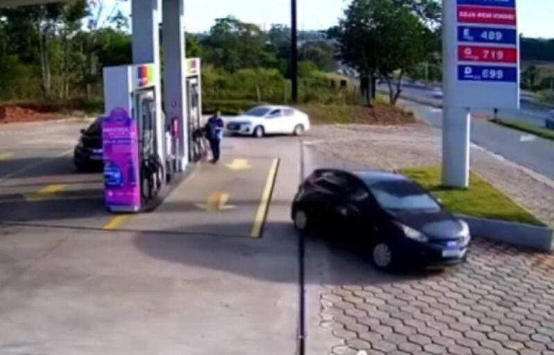 Mãe obriga golpista que encheu tanque e fugiu de posto a pedir desculpas e pagar dívida em GO