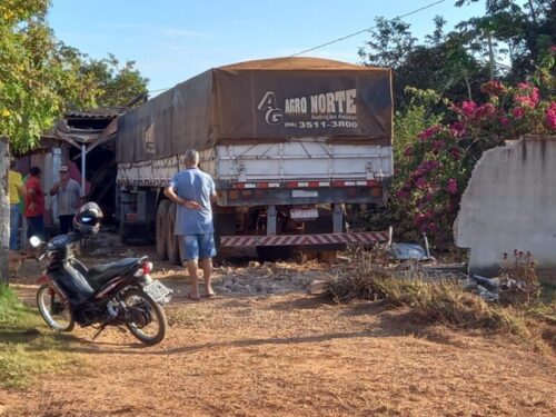 Carreta desgovernada destrói casa e carro em Colíder