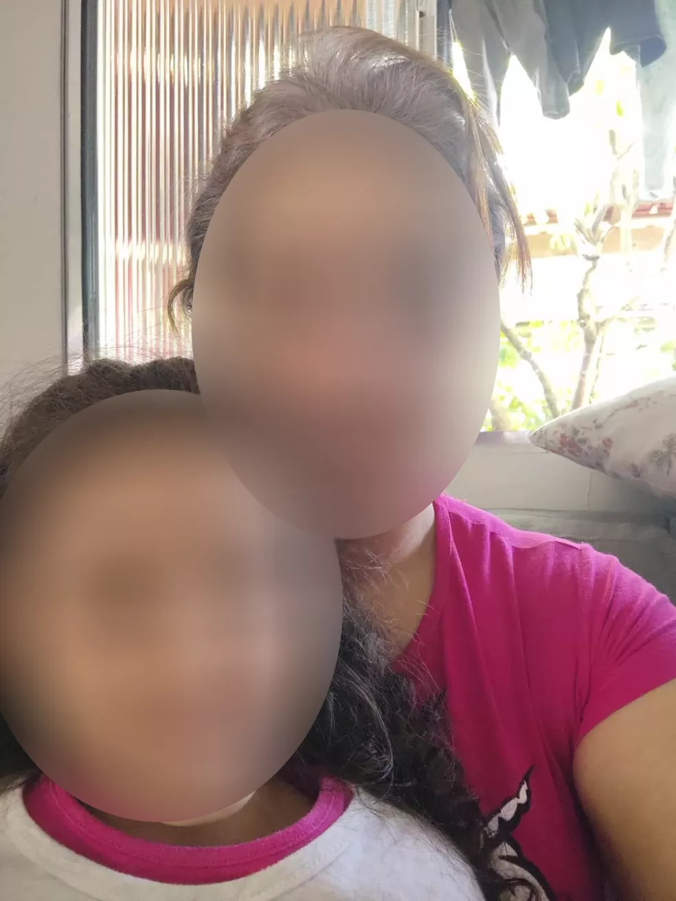 Mulher denuncia marido de amiga por estuprar a filha de 4 anos: ‘mãe, ele lambeu meu peito’, contou a menina