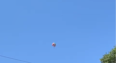 Vendedor perde mochila após esquecê-la amarrada em balões e ela ‘voar’ em BH