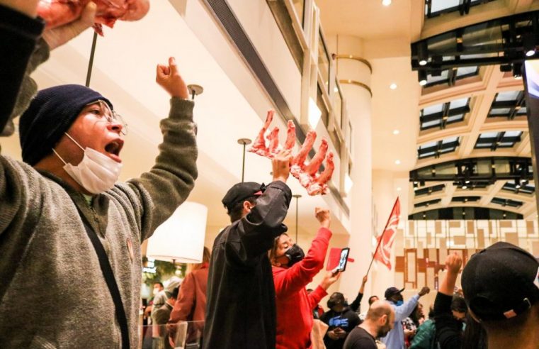 MTST faz protesto contra a fome em shopping de luxo em São Paulo