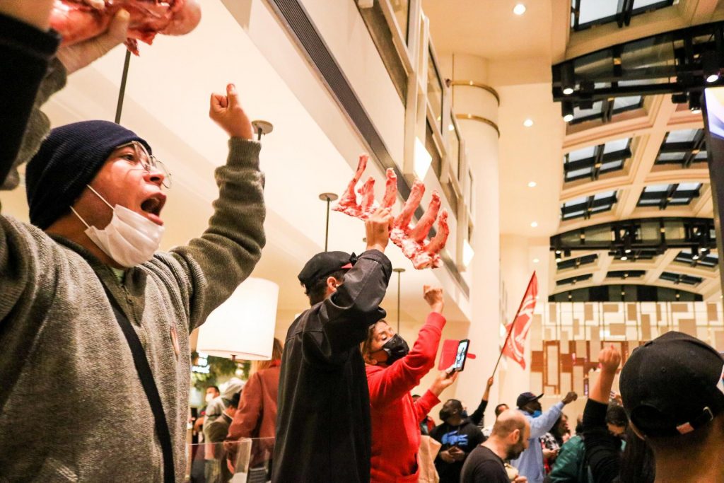 MTST faz protesto contra a fome em shopping de luxo em São Paulo