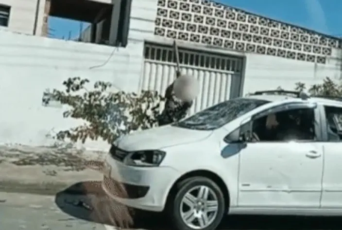 Mulher destrói carro a machadadas no meio da rua no ES