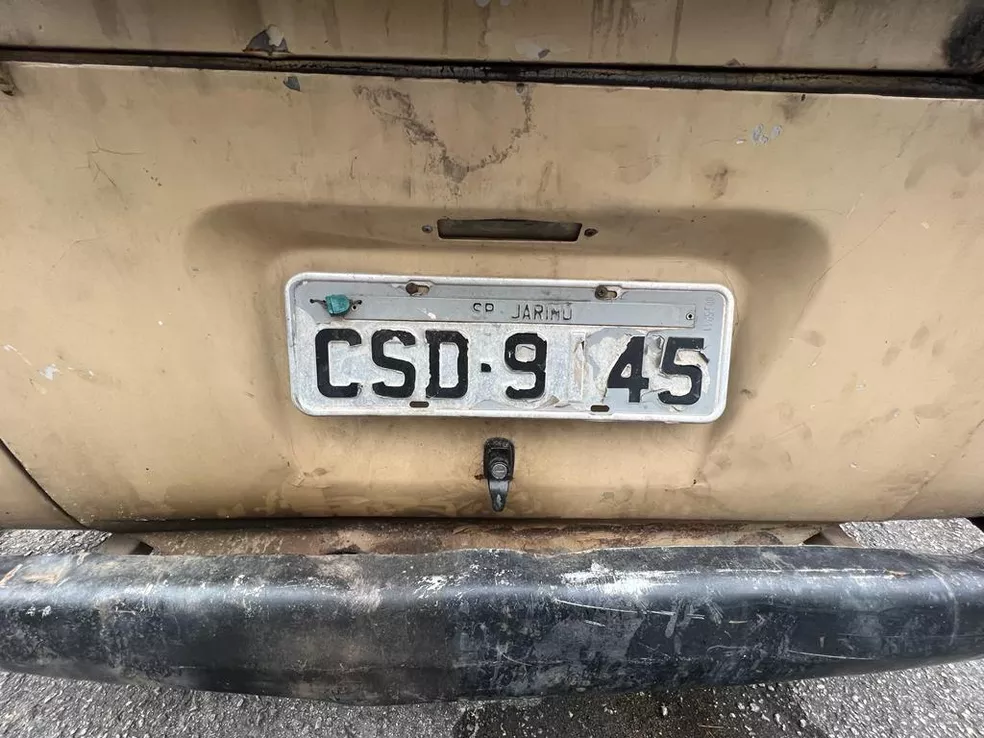 Erro ortográfico em placa adulterada de Kombi leva policiais a peças de carro furtado na Zona Leste de SP