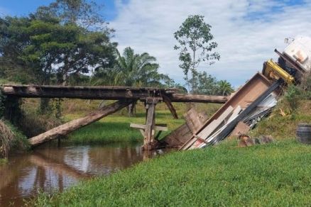 Ponte de madeira não aguenta peso e caminhão cai em córrego