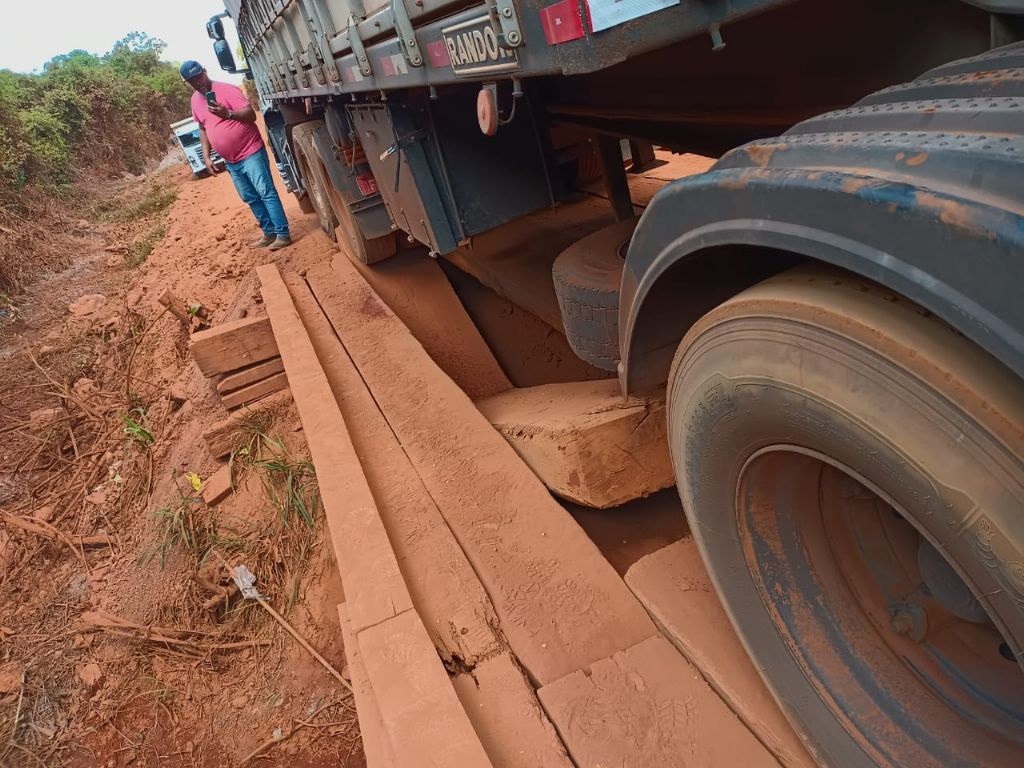 Caminhoneiros realizam reparos para conseguirem trafegar sobre ponte na MT-322