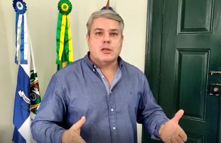 Prefeito no Rio pede para crianças não alimentarem cães de rua e Luisa Mell se revolta