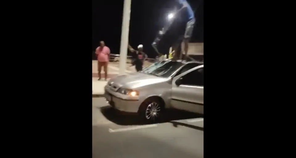 Homem destrói o próprio carro após ser parado em blitz na Bahia