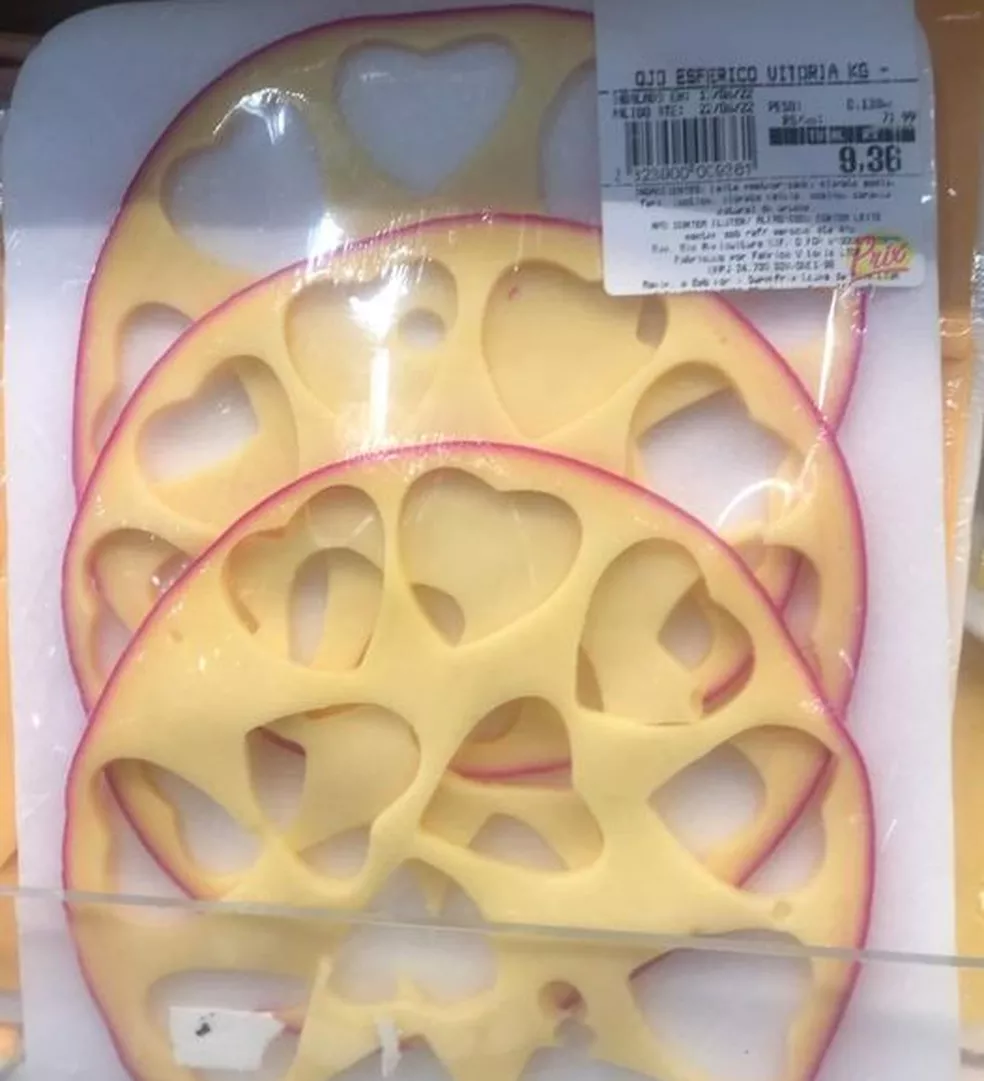 Mercado no Rio vende três fatias de queijo com furos de corações a quase R$ 10 e gera revolta na internet