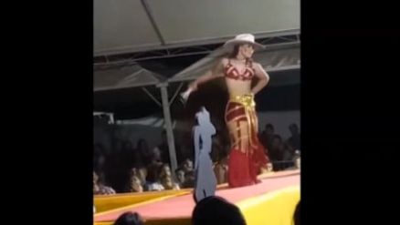 Vaqueira acerta chicotada acidental em idoso durante baile da rainha