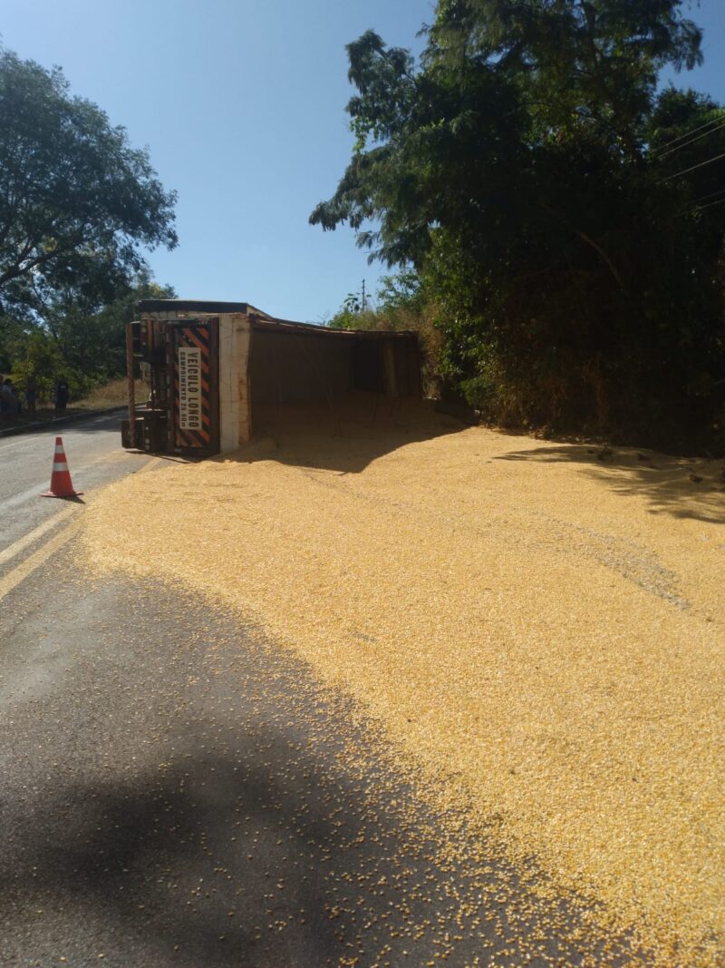 Carreta carregada de milho toma na MT 320 em Nova Canaã do Norte