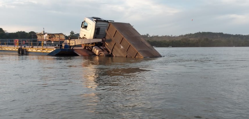 Vagões de veículo de carga que caíram de balsa no rio Teles Pires é retirado; travessia volta ao normal