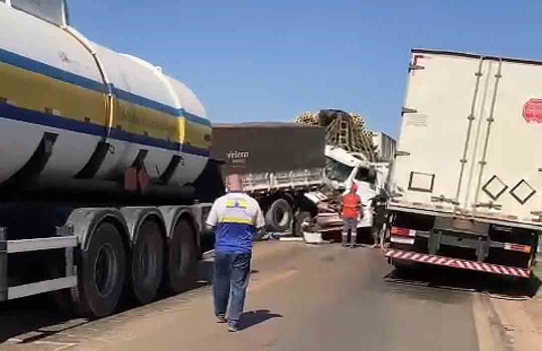 BR-163: acidente envolve 4 veículos de carga em Lucas do Rio Verde; um motorista ferido