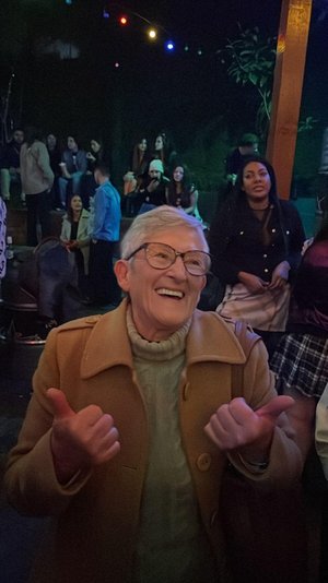 Avó de 74 anos acompanha netos durante balada em Caxias do Sul: ‘gosto de me divertir’