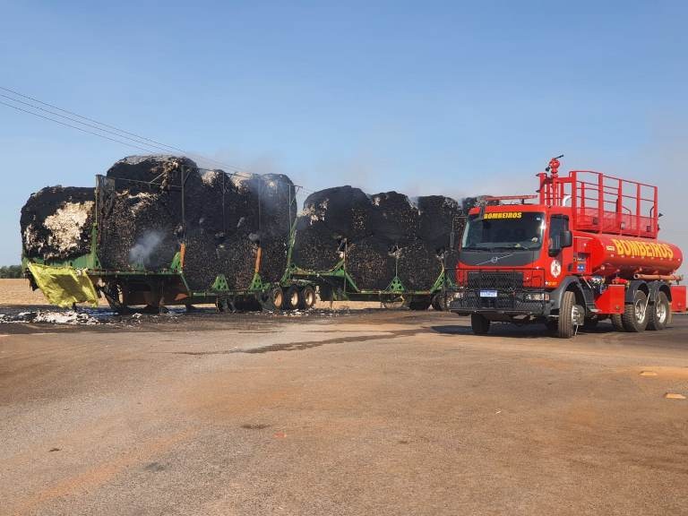 Carreta carregada de algodão pega fogo na MT-485