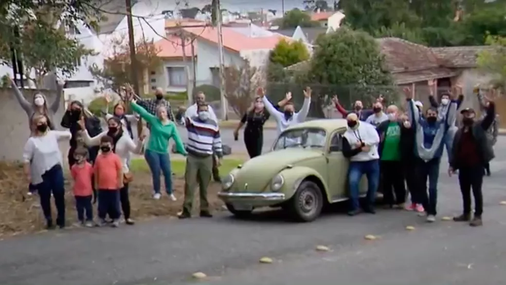 Após mais de um ano, ex-alunos entregam Fusca restaurado a professor com dificuldades financeiras, em Curitiba: ‘Feliz e emocionado’