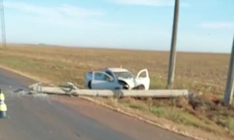 Motorista dorme ao volante, sai da pista e bate veículo contra poste na MT-249