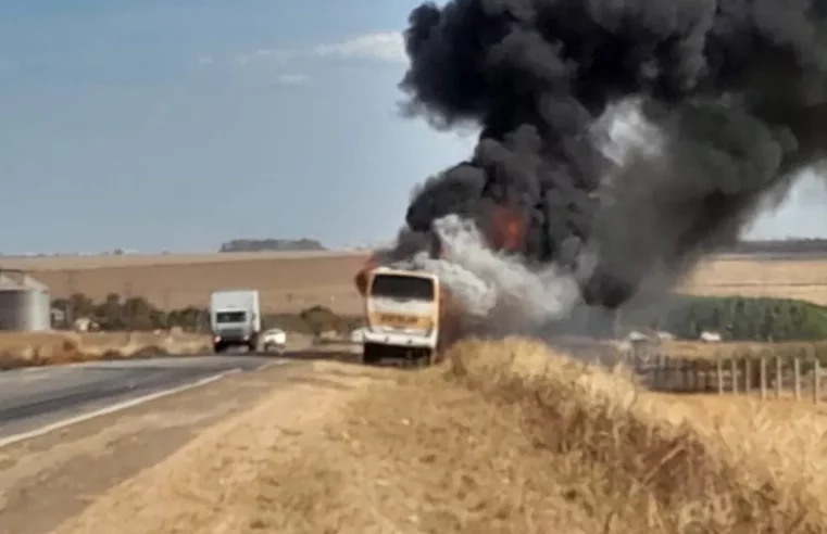 Ônibus escolar pega fogo e crianças conseguem fugir por rodovia em MT