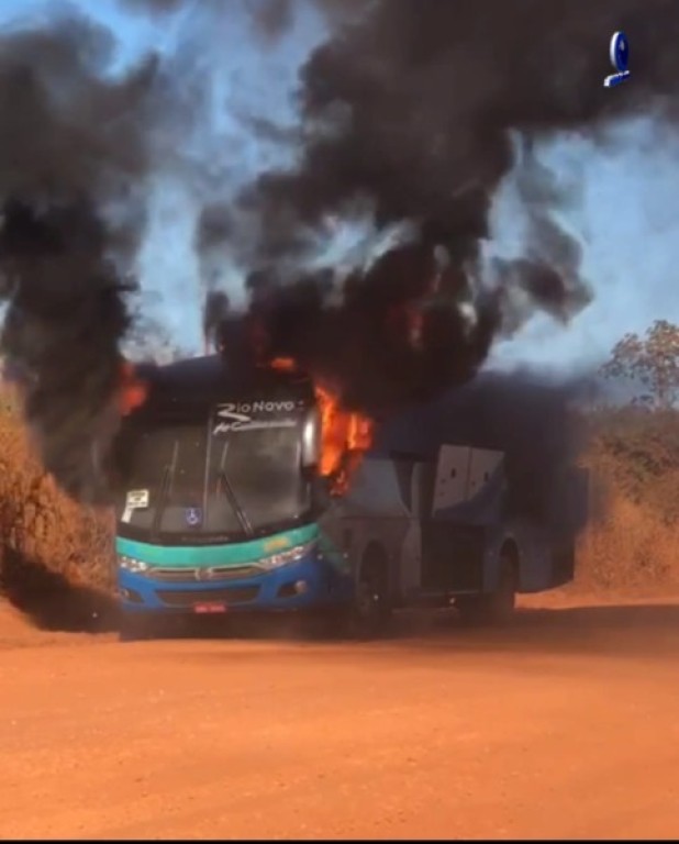 Ônibus pega fogo e passageiros tem de sair às pressas na BR-158