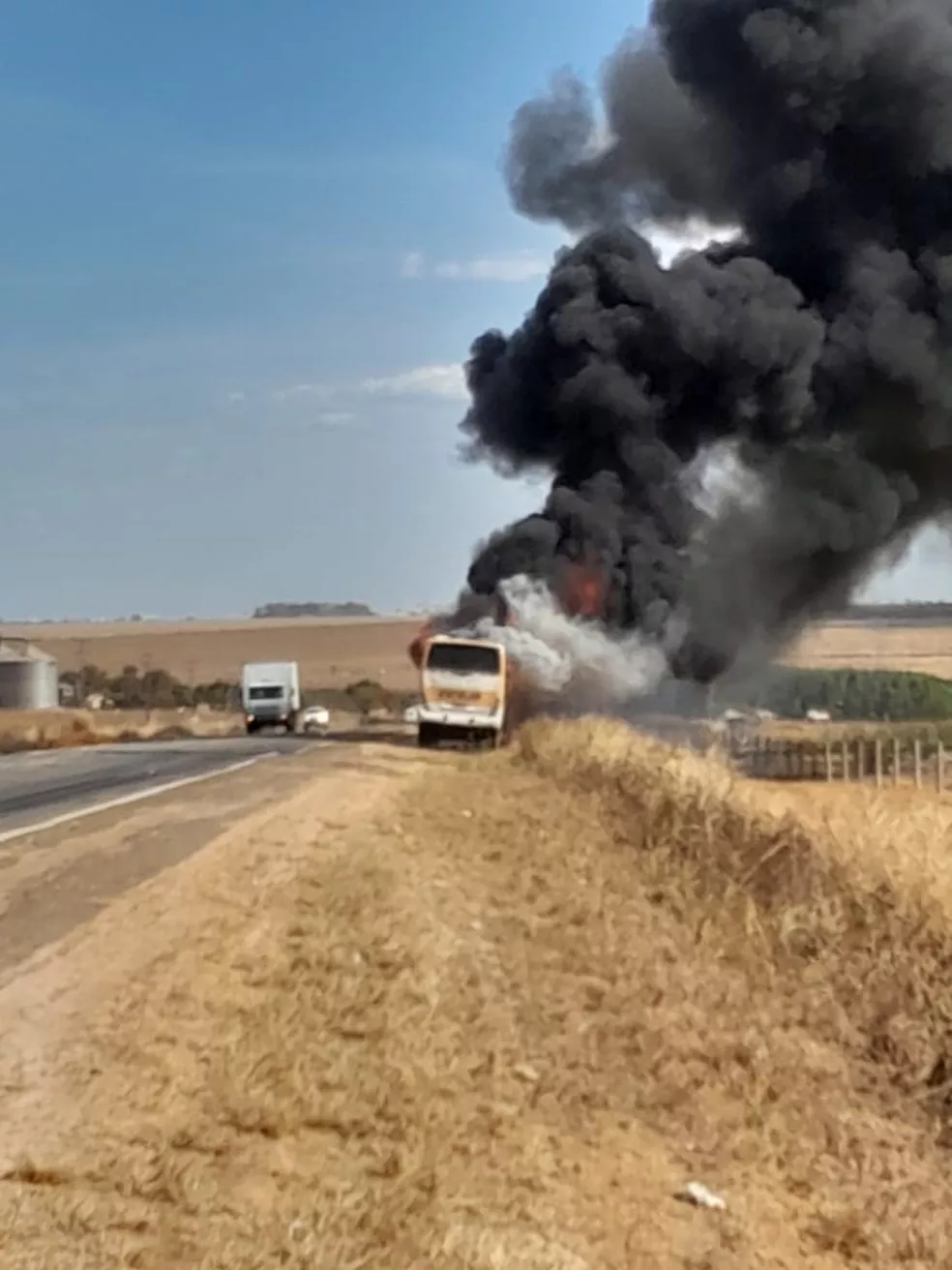 Ônibus escolar pega fogo e crianças conseguem fugir por rodovia em MT