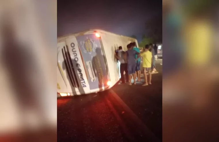 Ônibus da viação Ouro e Prata tomba após motorista desviar de buraco no KM 45 da BR-163; várias pessoas ficaram feridas