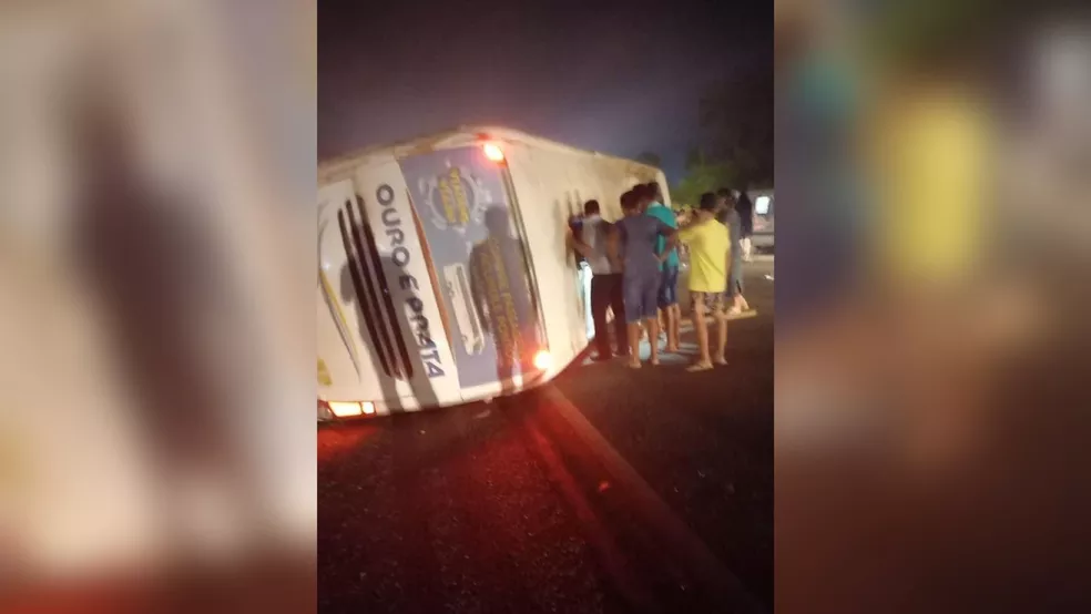 Ônibus da viação Ouro e Prata tomba após motorista desviar de buraco no KM 45 da BR-163; várias pessoas ficaram feridas