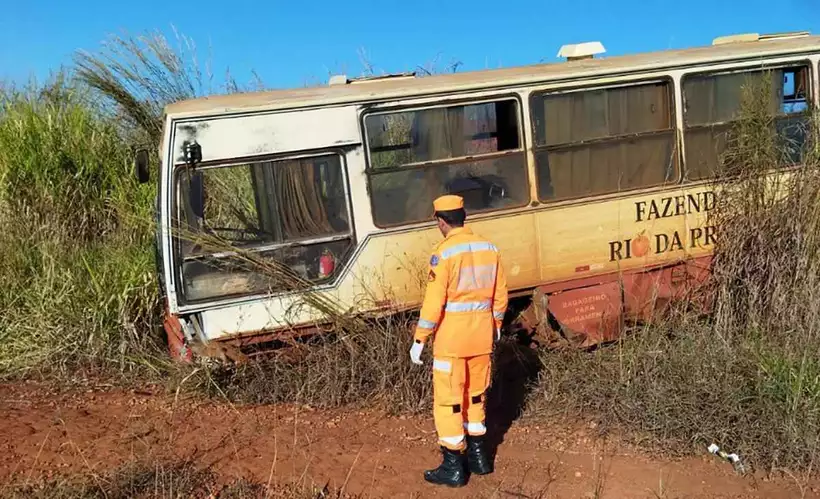 Ônibus com 20 trabalhadores bate, sai da pista e deixa mortos e feridos