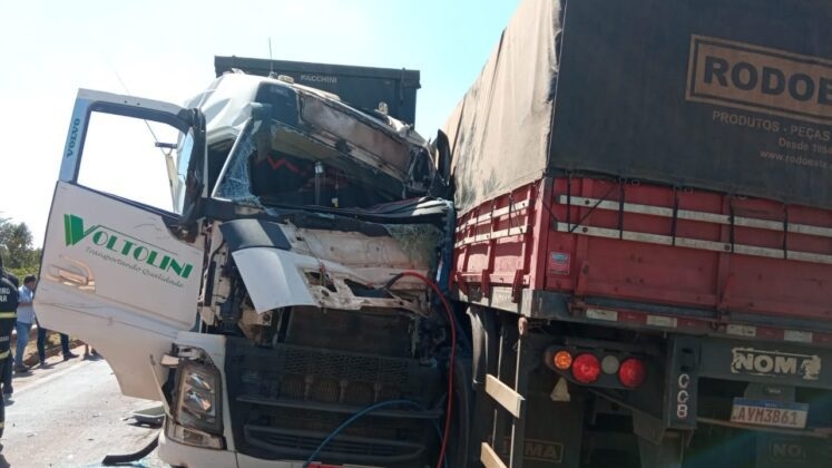 Carretas se chocam na BR-163 entre Lucas do Rio Verde e Sorriso