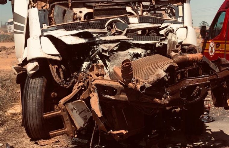 Carreta colide fortemente na traseira de outra e fica  destruída na BR-163 em Guarantã do Norte
