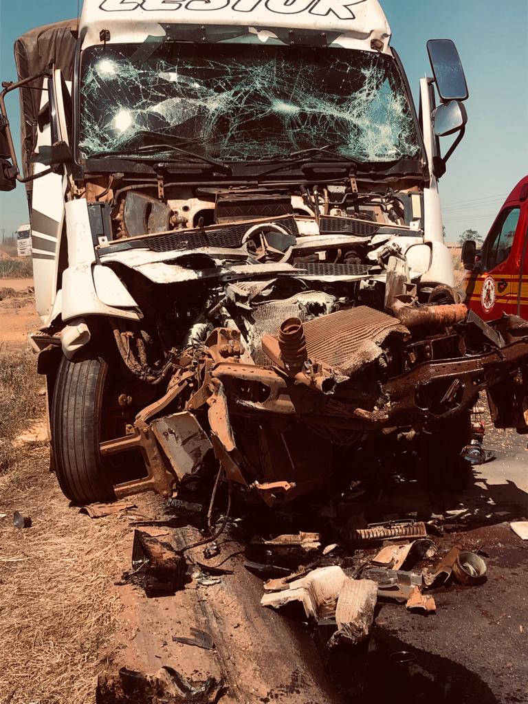 Carreta colide fortemente na traseira de outra e fica destruída na BR-163 em Guarantã do Norte